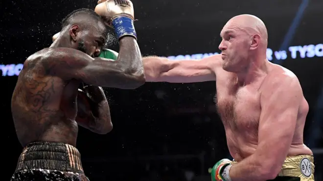 Fury conecta a la cara de Wilder en un momento de la pelea por el campeonato mundial peso pesado.