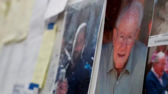 대피소에 붙어있는 실종자 사진들