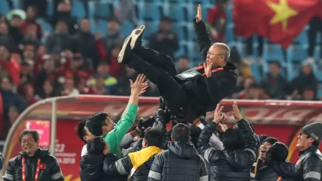 U23 ăn mừng sau trận thắng Qatar