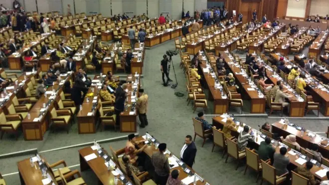 Fraksi Gerindra, Demokrat, dan PAN menyatakan mundur dari pengambilan keputusan dan keluar dari sidang.