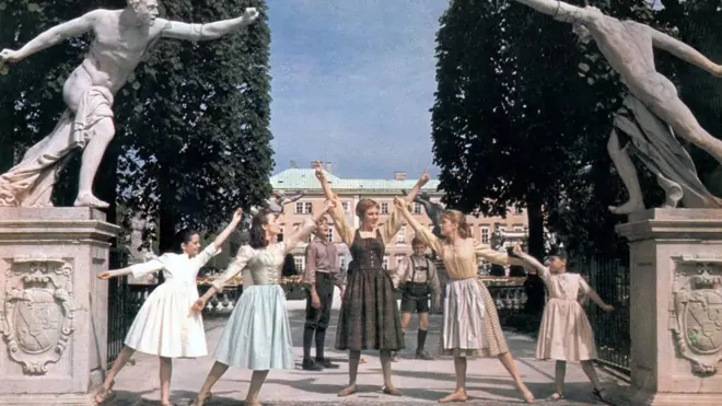 Una escena de "La novicia rebelde" donde se ve a Heather Menzies-Urich (segunda desde la derecha) junto a Julie Andrews. (Foto: Ronald Grant Archive)