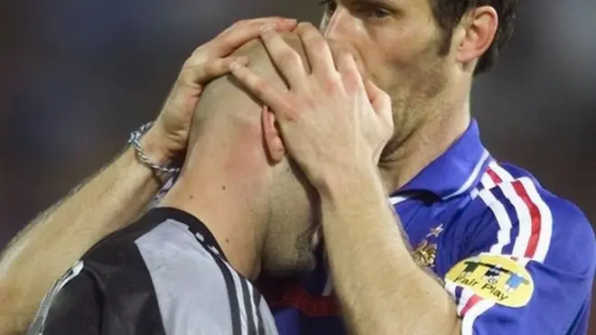 Fue más que afecto el beso entre Laurent Blanc y Fabian Barthez.