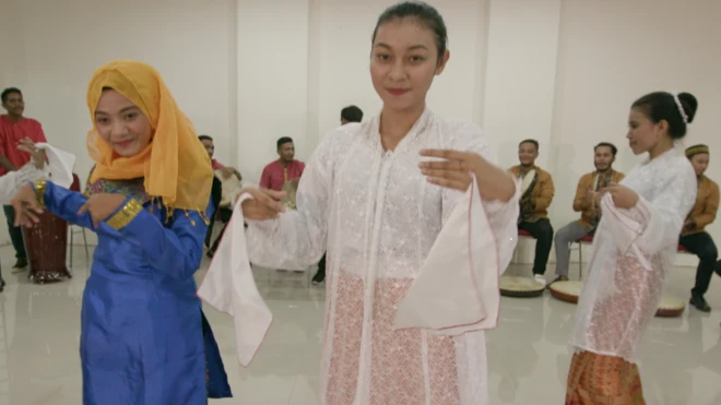 Paduan tari Sawat (kiri) dan Lenso (kanan) dengan iringan rebana dan tifa atau gendang.