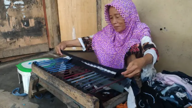 Hasinah meminjam uang dari Amartha untuk mengembangkan usaha keset.