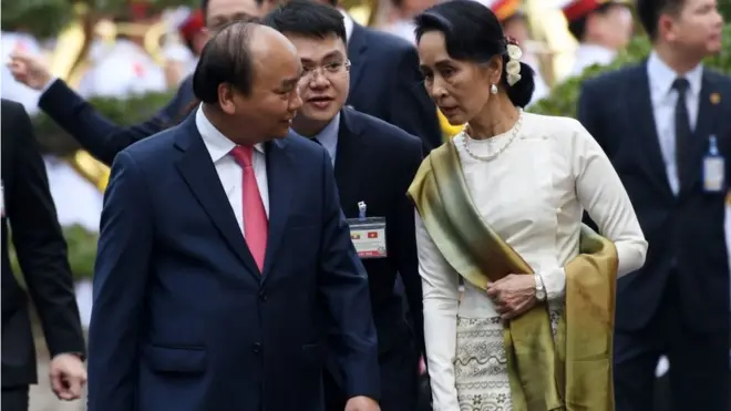 Thủ tướng VN Nguyễn Xuân Phúc tiếp đón Cố vấn nhà nước Myanmar Aung San Suu Kyi tại Hà Nội chiều 19/4
