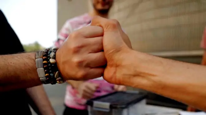 Слепки делают незнакомцы: они общаются, находят общую сферу интересов и затем пожимают друг другу руки, отпечатывая это в глине.