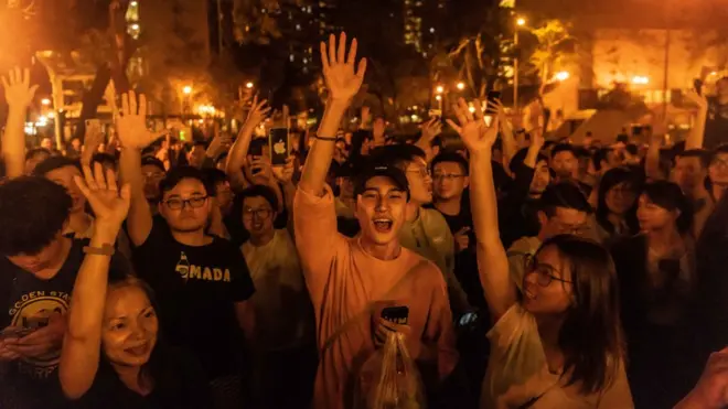 Jóvenes celebran el triunfo de los candidatos pro-democracia en Hong Kong.
