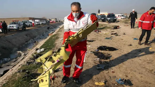 ኣባላት ቀይሕ ወርሒ ኢራን ኣብቲ ሓደጋ ዘጋጠመሉ ቦታ