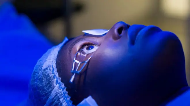 የዐይን ቀዶ ህክምና እየተደረገለት ያለ ሰው