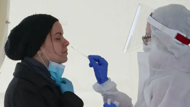 Ketika seseorang terinfeksi Covid-19 untuk pertama kalinya, tubuh perlu waktu untuk membuat antibodi. Ini mungkin bisa membantu tubuh mencegah infeksi kedua.