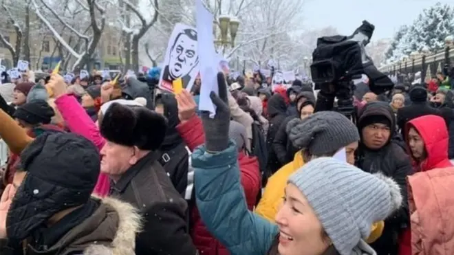 Бажыканадагы уурулар жөнүндө журналисттик иликтөө жарыяланганда жарандык активисттер митингге чыгышкан