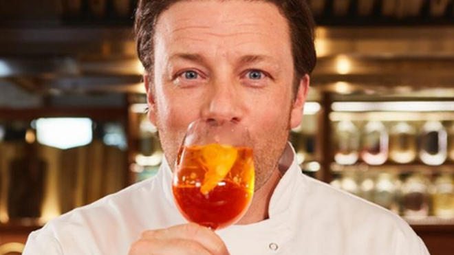 Jamie Oliver com uma taça de bebida