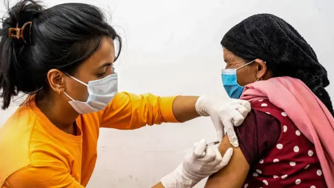 Penyuntikan vaksin sinopharm di Kathmandu, Nepal.