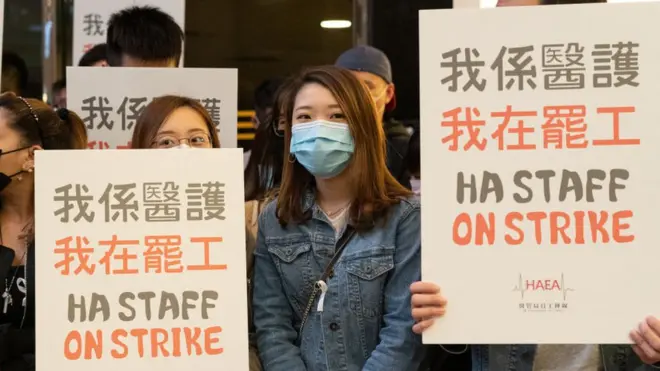 香港医护人员向香港政府施压，全面禁止旅客经中国大陆进入香港，防止新型冠状病毒疫情扩散。