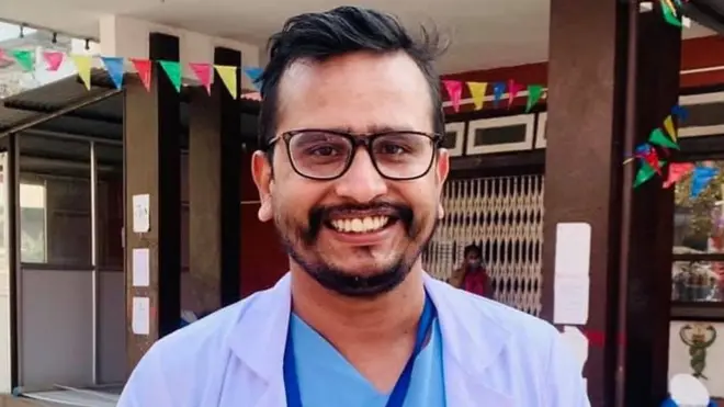 कोरोनाभाइरसको दोस्रो लहरमा सङक्रमित हुने दर उच्च रहेकाले यस्तो अवस्थामा सङक्रमणबाट कसरी जोगिने, घरमै रहँदा आफ्नो स्वास्थ्यको ख्याल कसरी गर्ने? के भएपछि अनिवार्य अस्पताल जाने?