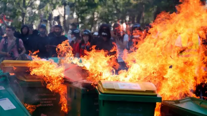 В центре Парижа полиция разгоняла демонстрантов гранатами со слезоточивым газом
