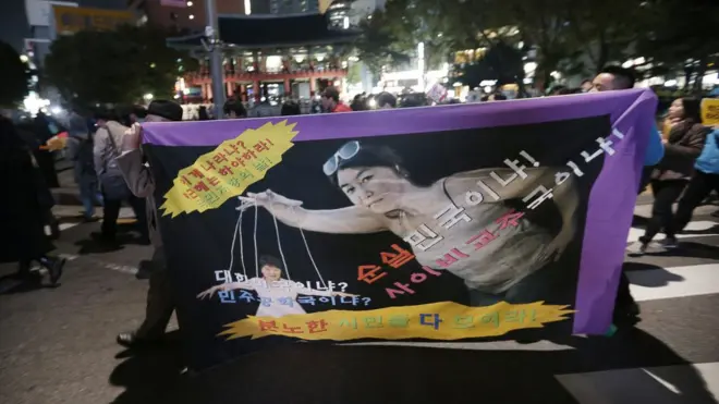 مظاهرات تسخر من تأثير تشوي على صديقتها الرئيسة الكورية الجنوبية بارك جيون ـ هي .