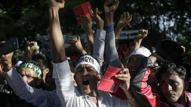 Dugaan penindasan yang dialami oleh etnik Rohingya di Myanmar memicu protes di Malaysia pada awal Desember 2016 yang juga dihadiri oleh PM Najib Razak.