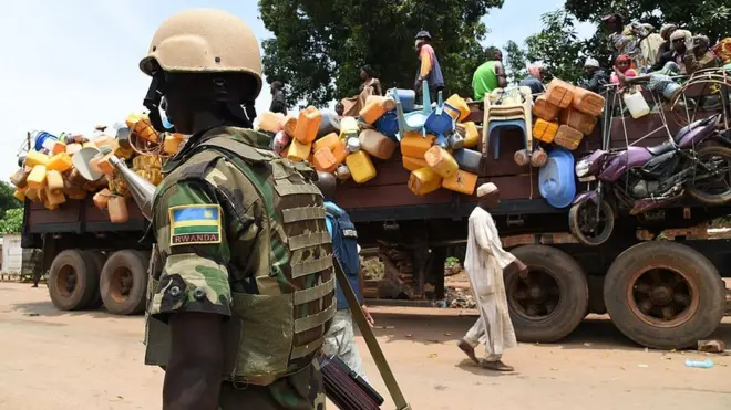 Un soldat rwandais des forces de maintien de la paix des Nations-Unies.