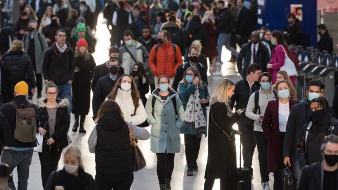 Pessoas caminhamgreens betestaçãogreens bettrem