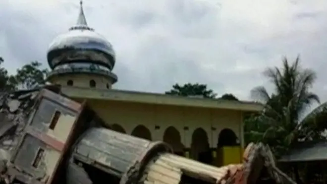 انڈونیشیا میں حکام کا کہنا ہے کہ ملک کے شمالی صوبے آچے میں شدید زلزلے سے کم سے کم سو افراد ہلاک ہو گئے ہیں