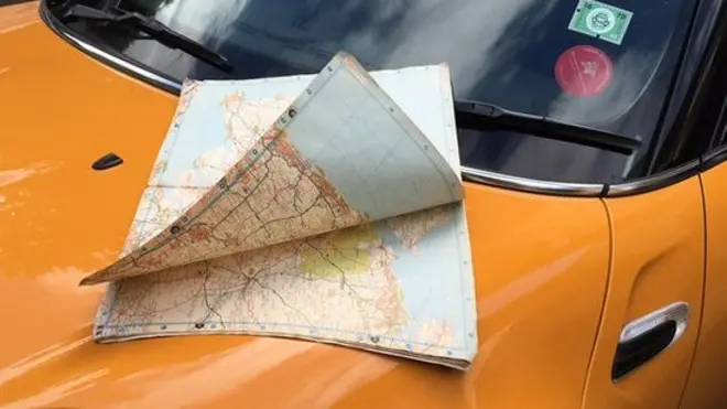 Машина с картой на капоте