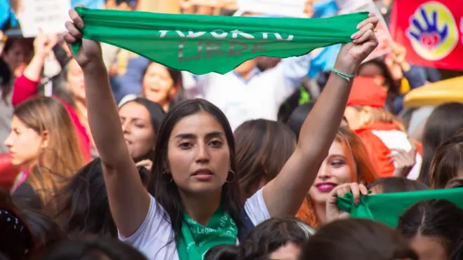 يوم 2 مارس/آذار خرجت متظاهرون في كولومبيا بعضهم مؤيد "لحق الإجهاض" وآخرون مؤيدون "لحق الجنين في الحياة"