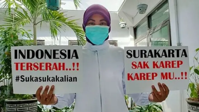 Evi Rismawati, seorang tenaga kesehatan di salah satu puskesmas di Surakarta, Jawa Tengah, ikut membagikan fotonya yang memegang tulisan 'Indonesia Terserah' di akun media sosialnya.