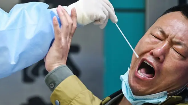 男子在做核酸檢測