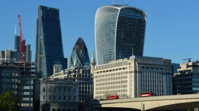 У многих лондонских небоскребов весьма причудливая форма