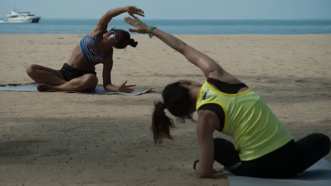 Йога на пляжі