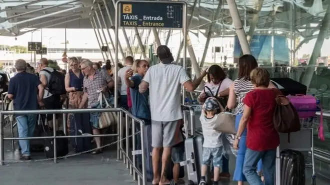 Цього туристичного сезону почастішали випадки затримки туристів у аеропортах