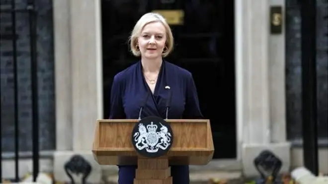 Liz Truss en el momento de anunciar su renuncia.