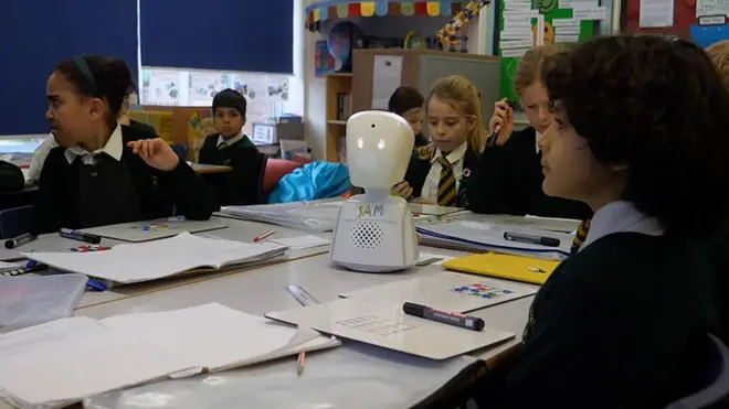 Вместо мальчика в школу ходит робот