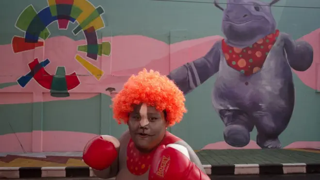 Warga mengikuti pawai saat Peresmian Kampung Asian Games di Pucang Sawit, Solo, Jawa Tengah, Minggu (15/7).