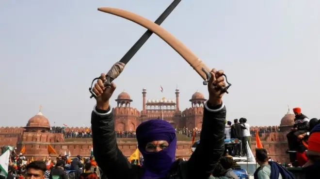 El martes los campesinos indios se tomaron el histórico "Fuerte rojo" de Delhi como parte de su protesta.