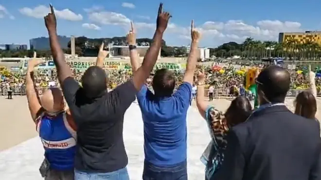 Jair Bolsonaro e apoiadores durante uma manifestaçãoaposte futebolBrasília, semanas atrás