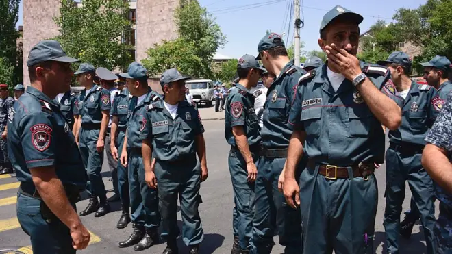 В здании остаются пять захваченных полицейских