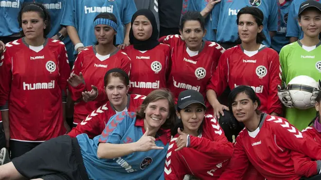 د سوېلي اسیا د فوټبال ښځینه سیالیو کې افغانستان، هند، نیپال، بنګله دېش، مالدیپ، سري لانکا، پاکستان او بوتان ګډون لري.