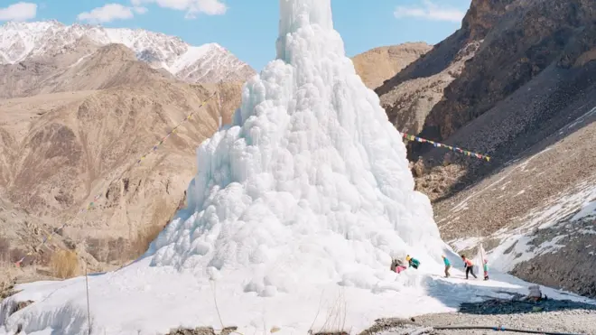 کپشن: د هندي کشمير په تاکماکیک سیمه کې ۷۰ فټه لوړ فشاري مصنوعي یخچال - د اوبو په وخت کې څه باندې نیم میلیون ګېلنه اوبه توليدوي.