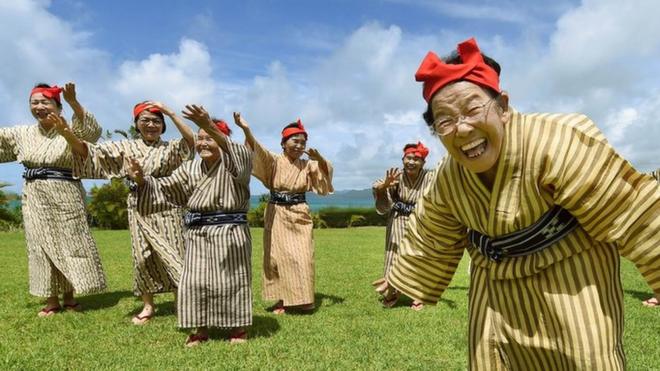Mujeres ancianas bailan en la isla de Kohama, en Okinawa, Japón, el 22 de junio de 2015.