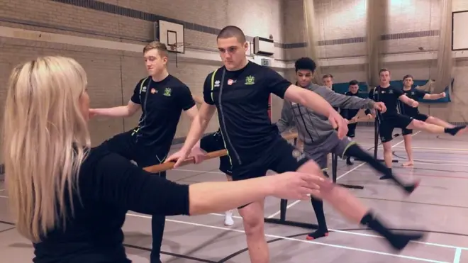 Jugadores de rugby en clase de ballet