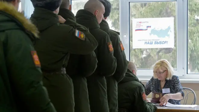 На некоторых участках с утра выстраивались очереди