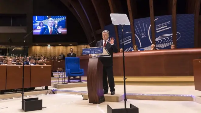 Напередодні у ПАРЄ виступив Петро Порошенко, який заявив, що Україна враховуватиме рекомендації Венеціанської комісії щодо закону про освіту