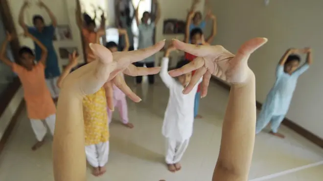 وزیرِ اعی سندھ نے کا کہنا ہے تھا کہ اسکولوں میں رقص پرپابندی سے متعلق جاری ہونے والے اعلامیے کے خلاف ایکشن لیا جارہا ہے