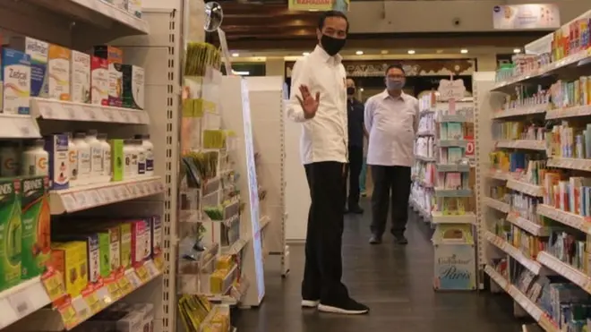 Presiden Joko Widodo, yang mengenakan masker, mengunjungi sebuah mal di Bekasi, Jabar, Selasa (26/05).