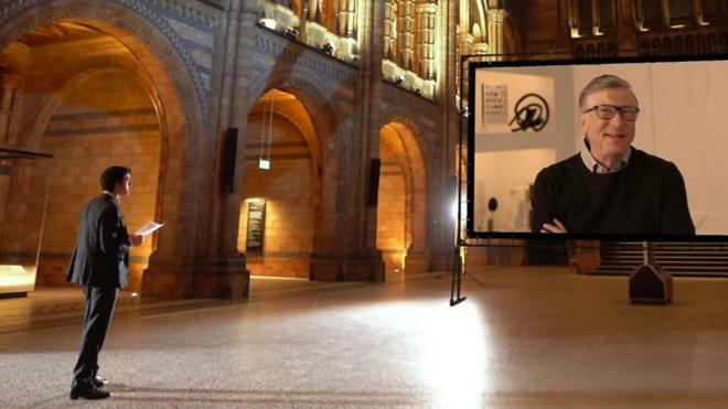 BBC首席环境事务记者贾斯汀·罗拉特（Justin Rowlatt）在伦敦自然历史博物馆大厅连线专访比尔·盖茨