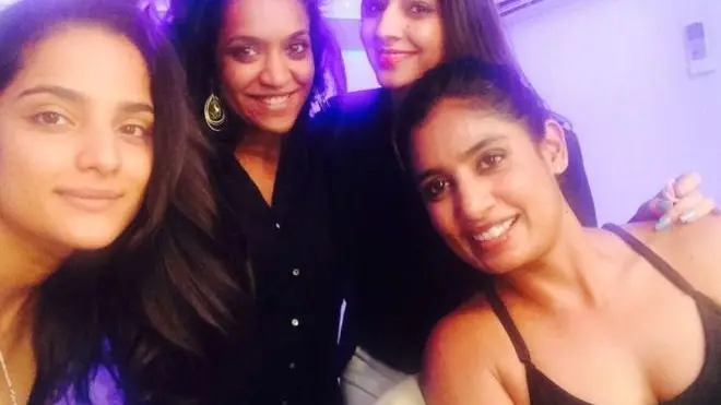 متالی راج اپنے دوستوں کے ساتھ، یہ تصویر انھوں نے خود ٹویٹر پر شیئرکی تھی