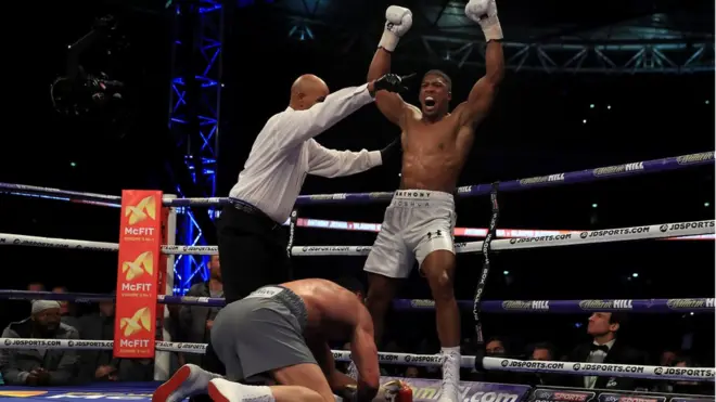 Anthony Joshua menganvaskan Wladimir Klitschko pada ronde ke-11.