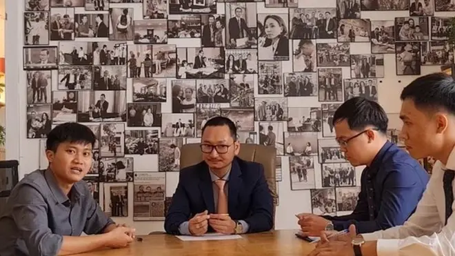 Ông Trần Văn Hoàng (bên trái) đăng tải video mới với sự xuất hiện của luật sư Lê Ngọc Luân (ở giữa)